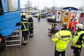 FW-RD: Verkehrsunfall in Osterrönfeld - zwei Verletzte In der Kieler Straße, in Osterrönfeld, kam es am Heute (18.02.2021) zu einem schweren Verkehrsunfall.