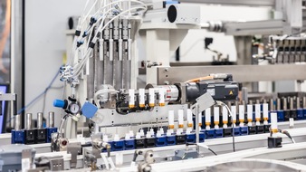 V4Smart baut mit MHP voll digitalisierte Batteriezellenfertigung auf