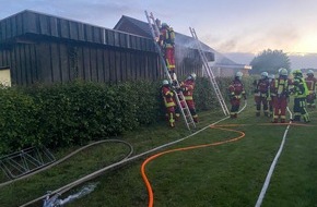 Kreisfeuerwehrverband Segeberg: FW-SE: Großaufgebot der Feuerwehr bekämpft Carportbrand in Garbek Um 2:48 Uhr gingen zunächst nur in Garbek und Travenhorst die Sirenen. Die Feuerwehren wurde zu einem Carportbrand in den Eichenweg gerufen.