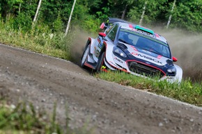 Elfyn Evans fliegt im Ford Fiesta WRC in Finnland auf Platz zwei