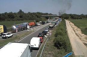 Polizeidirektion Neustadt/Weinstraße: POL-PDNW: Polizeiautobahnstation Ruchheim - Ludwigshafen - Brand eines Klein-Lkw auf der Bundesstraße 9