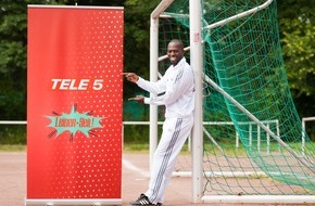 TELE 5: Der Hans im Hühnerstall! TELE 5 zeigt die zweite Staffel von  'Hans Sarpei - Das T steht für Coach' (FOTO)