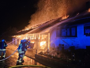 KFV-CW: Brand nach Blitzschlag zerstört Wohnhaus und Stallungen / 6 Pferde vor Flammen gerettet/Wasserversorgung zusammengebrochen