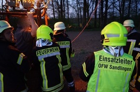 Feuerwehr Flotwedel: FW Flotwedel: Heißluftballon bleibt mit Sicherungsseil in Baum hängen - Feuerwehr eilt zur Hilfe