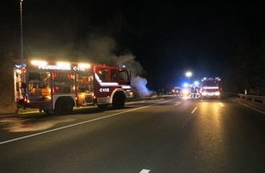 Feuerwehr der Stadt Arnsberg: FW-AR: PKW brennt auf Autobahn-Zubringer komplett aus