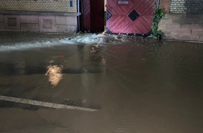 Polizeidirektion Neustadt/Weinstraße: POL-PDNW: Bürgersteig durch Wasserrohrbruch aufgebrochen