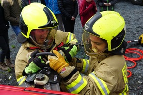 FW Ratingen: Girls Day bei der Feuerwehr Ratingen - Mädels sind Feuer und Flamme