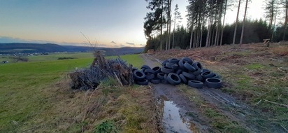 Kreispolizeibehörde Siegen-Wittgenstein: POL-SI: Altreifen in Naturlandschaft entsorgt -#polsiwi