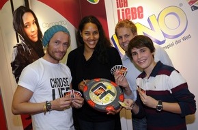 Mattel GmbH: Auf der Spiel! in Essen im UNO Fieber mit Cassandra Steen! / Die Sängerin, derzeit auf Tour mit ihrem Nummer 1 Hit "Stadt", ist bekennender UNO Fan / Auf der Neuheitenshow wurde gegen sie angetreten!