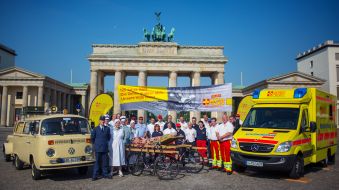 ASB-Bundesverband: 125 Jahre Arbeiter-Samariter-Bund auf einem Bild / Fotoaktion zum Jubiläum vor dem Brandenburger Tor (BILD)