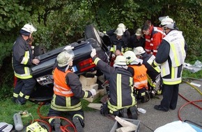 Feuerwehr Essen: FW-E: PKW überschlagen bei einem schweren Verkehrsunfall auf der A52