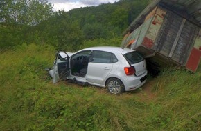 Polizei Eschwege: POL-ESW: Pkw fährt gegen "Ziegenwagen"