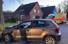 Freiwillige Feuerwehr Aurich: FW-AUR: In Wohngebiet mit Baum kollidiert