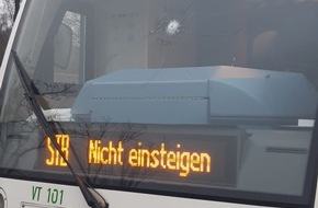 Bundespolizeiinspektion Erfurt: BPOLI EF: Gefährlicher Eingriff in den Bahnverkehr, Triebfahrzeug mit Stein beworfen - Frontscheibe mit Schaden