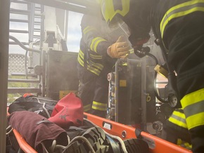 FW Wathlingen: Einsatzübung in der Grundschule Nienhagen - Ortsfeuerwehren Nienhagen und Wathlingen üben das Vorgehen
