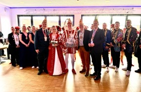 Feuerwehr Ratingen: FW Ratingen: Prinzenpaare zu Besuch bei der Feuerwehr Feuerwehr Ratingen