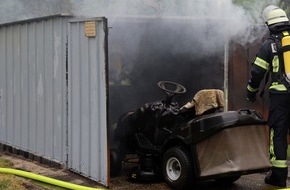 Freiwillige Feuerwehr Hambühren: FW Hambühren: Garagenbrand unterbricht Übung der Feuerwehr - Warnung vor der Nutzung von Gasbrennern zur Unkrautvernichtung