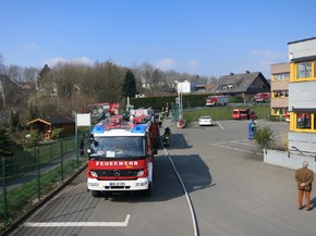 FW-AR: Brand bei Firma Umarex in Arnsberg-Neheim löst Großeinsatz aus