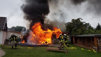 Freiwillige Feuerwehr Menden: FW Menden: Gartenhaus in Vollbrand