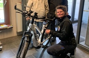 PD Rheingau-Taunus - Polizeipräsidium Westhessen: POL-RTK: Erste Fahrradcodieraktion im Rheingau-Taunus-Kreis +++ E-Scooter gestohlen +++ Wohnhaus mit Farbe beschmiert