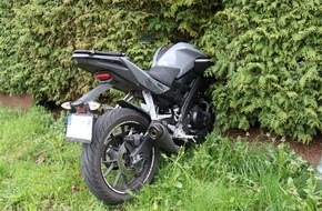 Kreispolizeibehörde Herford: POL-HF: Zusammenstoß im Kreuzungsbereich Motorrad landet in Hecke