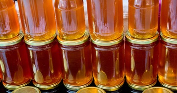 Verbraucherzentrale Nordrhein-Westfalen e.V.: Wussten Sie schon, warum das Sp&uuml;len von Honiggl&auml;sern zum Bienenschutz beitr&auml;gt?