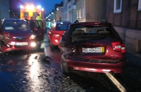 Polizeiinspektion Hameln-Pyrmont/Holzminden: POL-HOL: Holzminden - Fürstenberger Straße: PKW-Fahrer schiebt drei Fahrzeuge ineinander - Fahrer verletzt / ca. 20.000,-- EUR Sachschaden -