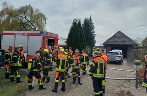 Kreisfeuerwehr Rotenburg (W&uuml;mme): FW-ROW: Garagenbrand kann schnell gel&ouml;scht werden ++ Brandeinsatz am Samstagnachmittag in Stuckenborstel