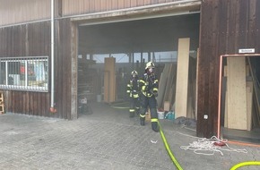 Feuerwehr Dinslaken: FW Dinslaken: Brand 4 - Gewerbebrand: Brand in Tischlerei