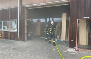 Feuerwehr Dinslaken: FW Dinslaken: Brand 4 - Gewerbebrand: Brand in Tischlerei