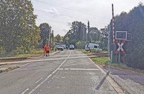 Polizei Mettmann: POL-ME: Regionalbahn touchiert auf Gleisen stehenden Kleintransporter - Velbert - 2009151