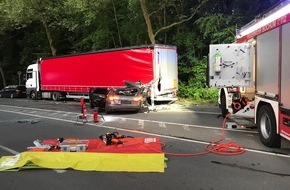 Feuerwehr Bochum: FW-BO: Verkehrsunfall mit eingeklemmter Person