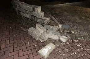 Kreispolizeibeh&ouml;rde Kleve: POL-KLE: Bedburg-Hau - Grundst&uuml;cksmauer in Hasselt besch&auml;digt / Verursacher fl&uuml;chtet