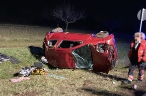 Polizeipr&auml;sidium S&uuml;dosthessen: POL-OF: Auto &uuml;berschlug sich: Zwei Leichtverletzte und Totalschaden