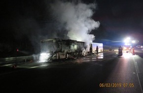 Polizei Dortmund: POL-DO: Bus ohne Fahrgäste fing Feuer und brannte aus - A45 für mehrere Stunden gesperrt