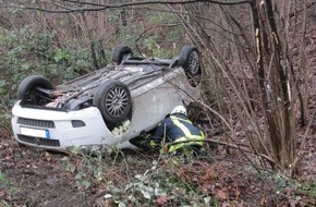 Feuerwehr Mülheim an der Ruhr: FW-MH: Unfall auf der A 40 - PKW überschlägt sich