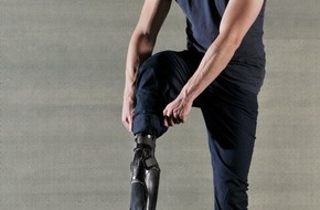 Handicap International e.V.: Prominente und Politiker zeigen Bein für Minenopfer (mit Bild)