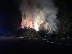 FW-RE: Brennender Holzstapel beschäftigt Feuerwehr stundenlang