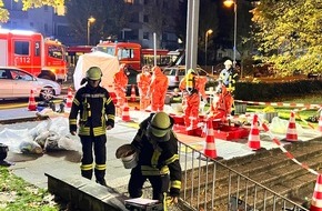 Feuerwehr und Rettungsdienst Bonn: FW-BN: Rohreiniger löst Großeinsatz aus - Zwei verletzte Personen wurden ins Krankenhaus transportiert.
