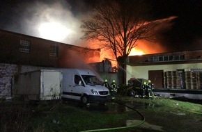 Feuerwehr Gelsenkirchen: FW-GE: Brand einer Lagerhalle in Gelsenkirchen Ückendorf