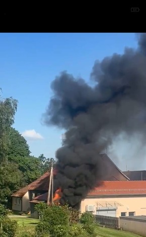 KFV-CW: Holzlager geht in Flammen auf / Backhaus und Feuerwehrmagazin blieben verschont