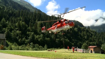 ZDF: "Die Lastenflieger - Fünf Tonnen unter dem Helikopter" / "ZDF.reportage" begleitet Transporteure der Lüfte bei ihrer gefährlichen Arbeit (FOTO)
