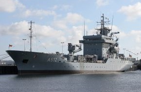 Presse- und Informationszentrum Marine: Auf die Feiertage gut vorbereitet - Tender Mosel läuft aus Kiel zum UNIFIL-Einsatz aus