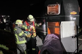 Freiwillige Feuerwehr Werne: FW-WRN: TH_TIER - LZ1 - Pferd nach Bremsung im Anhänger eingeklemmt, 2. Pferd mit im Anhänger