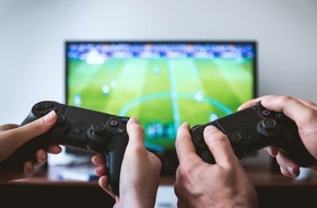 Spandau Arcaden: Digitaler Kick im Center: Spandau Arcaden laden zum &bdquo;eSports Football Cup&ldquo; mit Hertha BSC eSports-Profi und Gro&szlig;turnier