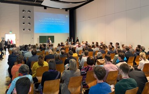 Cochlear Deutschland GmbH & Co. KG: Weltneuheit beim Jahrestreffen der Audiologen: Cochlear&trade; pr&auml;sentiert das erste und einzige smarte Cochlea-Implantat-System