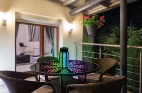 PEARL GmbH: Lunartec Smarte Solar-Laterne aus Metall mit RGB-CCT-LEDs, App, Bluetooth, IP44: Programmierbares Stimmungslicht für Balkon, Terrasse und im Garten