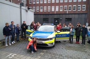 Polizeiinspektion Wilhelmshaven/Friesland: POL-WHV: 43 Nachwuchssheriffs besuchten die Polizei und bekamen einen Einblick hinter die Kulissen - Zukunftstag in der Polizeiinspektion Wilhelmshaven/Friesland