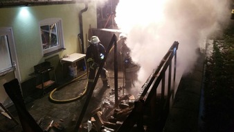 Freiwillige Feuerwehr Lage: FW Lage: Brennt Kaminholz an Garage - 04.01.2016 - 22:59 Uhr