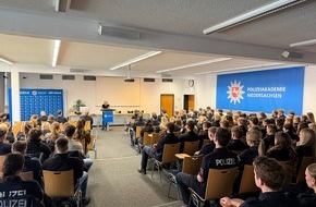 Polizeiakademie Niedersachsen: POL-AK NI: Rainer Eppelmann spricht an der Polizeiakademie Niedersachsen &uuml;ber das Leben in einer Diktatur - Zeitzeuge wirbt vor 150 Studierenden f&uuml;r Wachsamkeit, Rechtsstaatlichkeit und historisches Bewusstsein